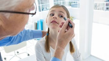 doctor-examining-patient-eye-56RD78Q-1