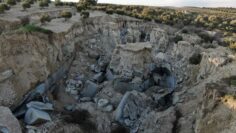 hatayda-deprem-sonrasi-30-metre-derinliginde-200-metre-genisliginde-ya_6621f480