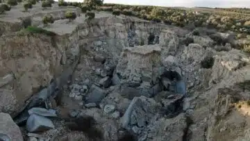 hatayda-deprem-sonrasi-30-metre-derinliginde-200-metre-genisliginde-ya_6621f480
