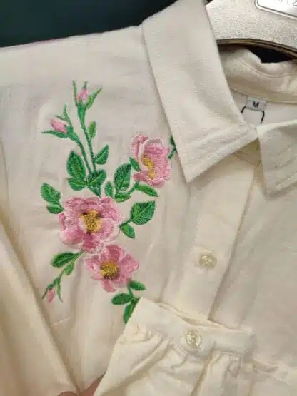 مانتو گلدوزی شیک بلند در 2رنگ - Image 2